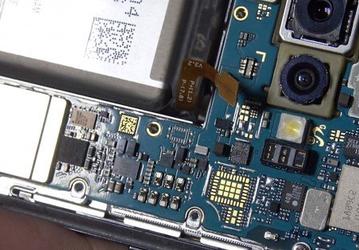 Что внутри у флагмана? Смартфон Samsung Galaxy S10+ разобрали и изучили