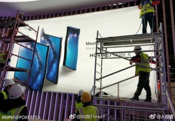 Фото дня: настоящий складной смартфон Huawei Mate X с гибким дисплеем на рекламном плакате прямиком из Барселоны