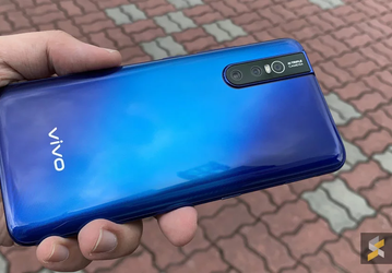 Фотогалерея дня: смартфон Vivo V15 Pro с выдвижной фронтальной камерой показан со всех сторон