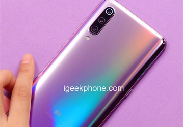 Пурпурный Xiaomi Mi 9, красный чехол и демонстрация возможностей камеры при недостаточном освещении