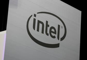 Компания Intel признала, что ее модемы 5G появятся в смартфонах не раньше 2020 года