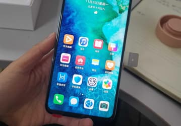 Новый флагман Honor впечатляет размерами отверстия в экране