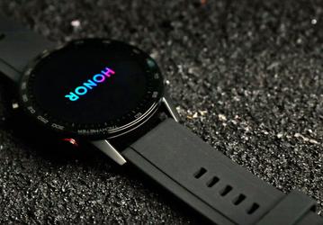 Умные часы Honor Watch Magic 2 позируют на живых фото