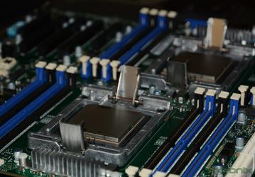 Процессоры Intel используются в 470 системах списка TOP500