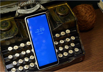 Xiaomi выпустила вытянутый стодолларовый смартфон-пульт без фронтальной камеры