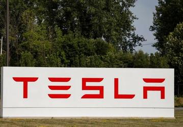 Tesla удалось уладить спор с Walmart, вызванный возгораниями солнечных батарей