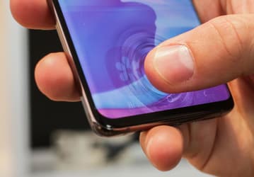 Samsung может отказаться от небезопасных ультразвуковых сканеров отпечатков пальцев