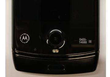 Галерея живых фото раскладушки Motorola Razr с гибким экраном от официального источника и характеристики появились перед самым анонсом