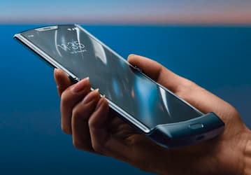Замена гибкого экрана Motorola Razr оказалась вдвое дешевле, чем у Samsung Galaxy Fold 