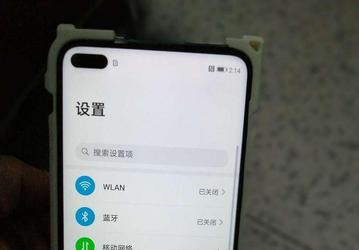 Включенный Honor V30/Huawei Nova 6 в руках пользователя