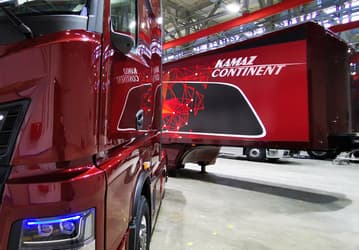 Представлен уникальный КамАЗ с огромным тачскрином и автопилотом