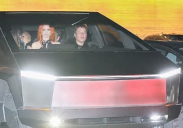 Илон Маск проехался на Tesla Cybertruck и поставил сеть на уши