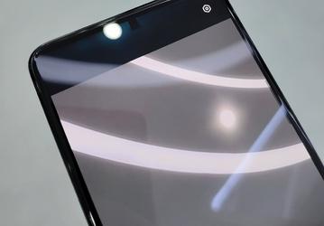 Вот как выглядит вживую подэкранная камера в смартфоне