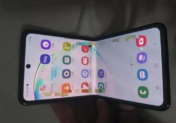 Второй гибкий смартфон Samsung получил нестандартный экран