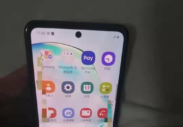 Живые фото раскладушки Samsung в стиле Moto Razr 2019