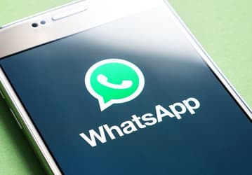 Популярный мессенджер WhatsApp уже можно перевести на тёмную сторону с помощью нехитрого трюка