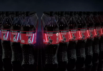 Вышла Coca-Cola со световым мечом OLED на бутылке