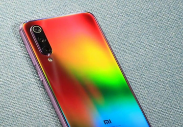 Голографическая иллюзия. Бюджетный флагман Xiaomi Mi 9 в необычном окрасе