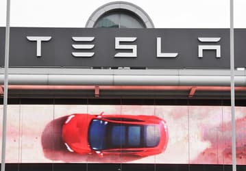 Tesla поднимает цены на электромобили