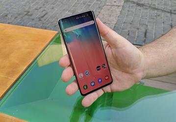 Очередной провал. Сканер отпечатков пальцев Samsung Galaxy S10 работает лучше без заводской защиты экрана