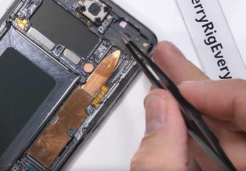 Разборка Samsung Galaxy S10: смартфон получил гигантскую тепловую трубку и незаменяемый ультразвуковой сканер отпечатков пальцев
