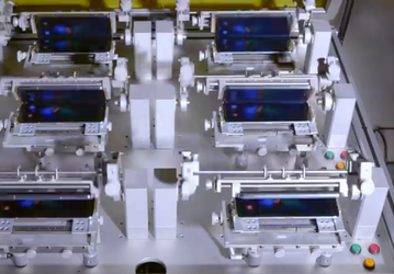 Можно смотреть бесконечно. Samsung показала, как смартфоны Galaxy Fold проходят испытания на изгиб