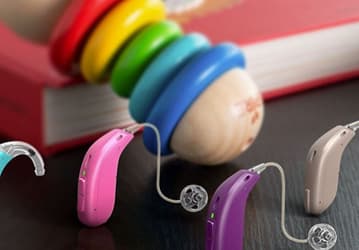 Слуховой аппарат Oticon Opn Play предназначен для слабослышащих детей