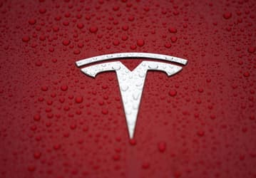 Tesla предъявляет иски бывшим сотрудникам за кражу информации