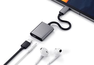 Адаптер Satechi Type-C to 3.5mm Audio Headphone Jack позволит одновременно слушать музыку и заряжать ноутбук