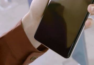 Это не аппаратный дефект. Samsung пообещала исправить работу сканеров отпечатков пальцев в Galaxy S10