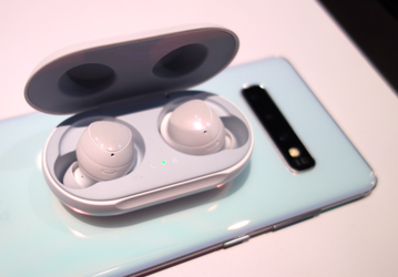 Первое обновление для беспроводных наушников Samsung Galaxy Buds исправляет неприятный баг