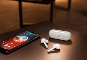 Почти как AirPods, но вдвое дешевле. Беспроводные наушники Huawei FreeBuds Lite добрались до России