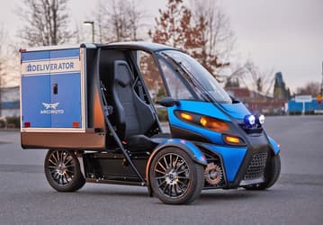 Трехколесный электромобиль Arcimoto Deliverator предназначен для курьерской доставки небольших грузов