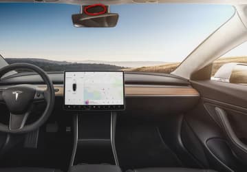 Стало известно предназначение таинственной салонной камеры в автомобиле Tesla Model 3