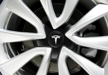 Tesla расследует взрыв электромобиля Model S на парковке в Шанхае