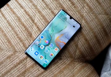 Подбородки в безрамочных смартфонах. Huawei первой объяснила, для чего они нужны