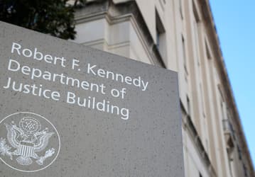 США обвинили двух румын в заражении вредоносными программами более 400 000 компьютеров