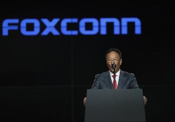 Дорогу молодым. Основатель и бессменный лидер Foxconn решил уступить свой пост, который он занимает 45 лет