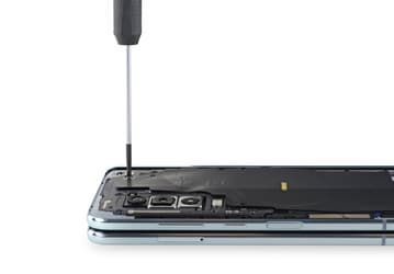 Удивительно, но смартфон Samsung Galaxy Fold всё же заработал у iFixit несколько баллов за ремонтопригодность