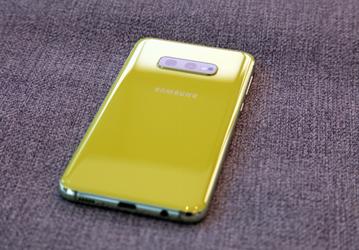 Смартфоны Samsung Galaxy S10 в США продаются лучше предшественников, но только за счёт дополнительной модели в линейке
