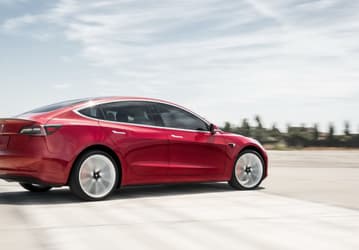 Поставки электромобилей Tesla выросли более чем вдвое