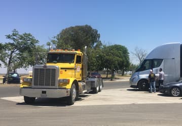 Производство электрических грузовиков Tesla Semi перенесено на следующий год