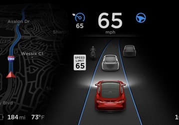 Полицейские Нидерландов остановили движущийся на автопилоте автомобиль Tesla, водитель которого пьяным уснул за рулём