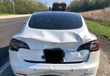 Видео дня: автопилот Tesla Model 3 избежал ДТП в очень сложной ситуации