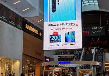 «Флагманский» троллинг. Huawei повесила огромный рекламный плакат прямо над фирменной точкой продаж Samsung