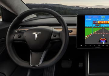 В автомобилях Tesla вскоре могут появиться новые игры, включая Quake и Minecraft