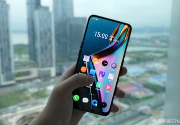 Фото дня: недорогой флагманский смартфон Realme с экраном без вырезов и отверстий