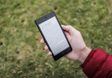 Kingrow K1 — странный смартфон с экраном E Ink, невпечатляющей автономностью, малым объёмом памяти и немалой ценой