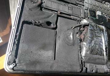 Ноутбук MacBook Pro американского диджея загорелся у него на коленях