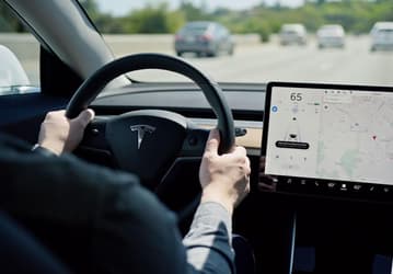 По мнению специалистов Consumer Reports, новая функция автопилота Tesla больше мешает, чем помогает водителю